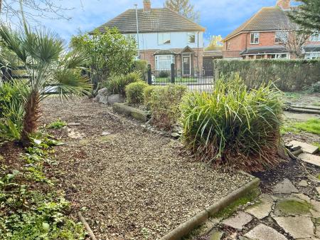 3 bedroom Semi-detached house for sale in Grosvenor Crescent, Oadby, LE2