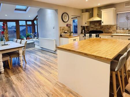 3 bedroom Semi-detached house for sale in Uplands Road, Oadby, LE2