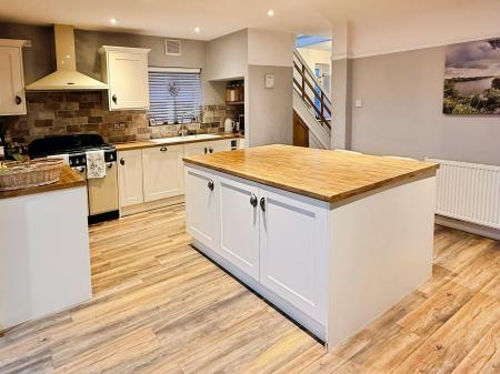 3 bedroom Semi-detached house for sale in Uplands Road, Oadby, LE2