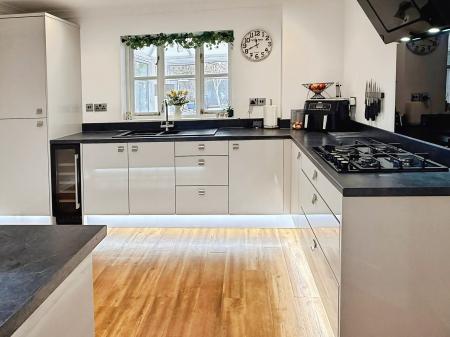 4 bedroom Detached house for sale in Devonia Road, Oadby, LE2