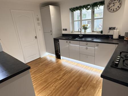 4 bedroom Detached house for sale in Devonia Road, Oadby, LE2