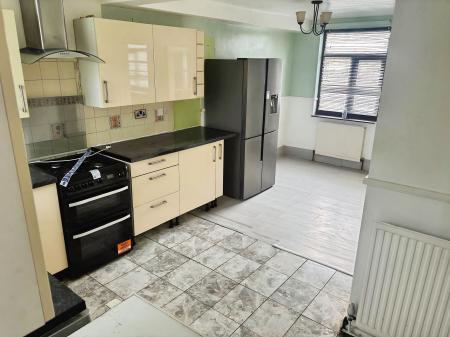 3 bedroom Semi-detached house for sale in Southfields Drive, Leicester, LE2