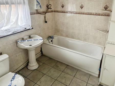 3 bedroom Semi-detached house for sale in Southfields Drive, Leicester, LE2