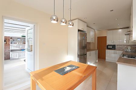 2 bedroom Semi-detached bungalow for sale in Foxhunter Drive, Oadby, Leicester, LE2