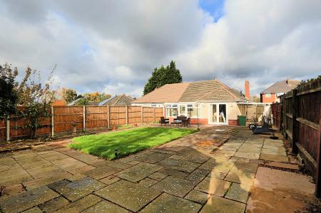 2 bedroom Semi-detached bungalow for sale in Foxhunter Drive, Oadby, Leicester, LE2
