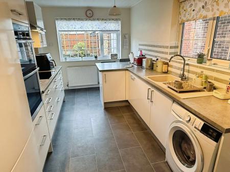 3 bedroom Detached house for sale in Kensington Close, Oadby, Leicester, LE2