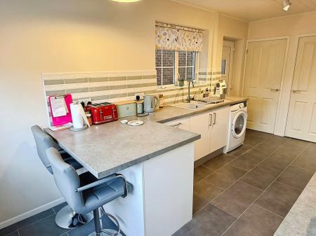 3 bedroom Detached house for sale in Kensington Close, Oadby, Leicester, LE2