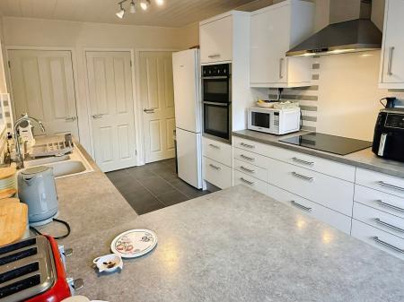 3 bedroom Detached house for sale in Kensington Close, Oadby, Leicester, LE2