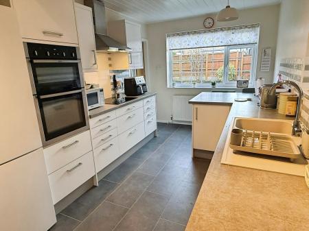 3 bedroom Detached house for sale in Kensington Close, Oadby, Leicester, LE2