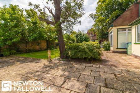 5 bedroom Detached house for sale in Hallcroft Road, Retford, DN22