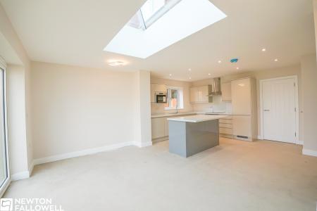 4 bedroom Semi-detached house for sale in Elkesley