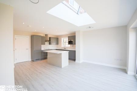 4 bedroom Semi-detached house for sale in Elkesley