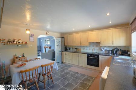 3 bedroom Semi-detached house for sale in Poulter View, Retford, DN22