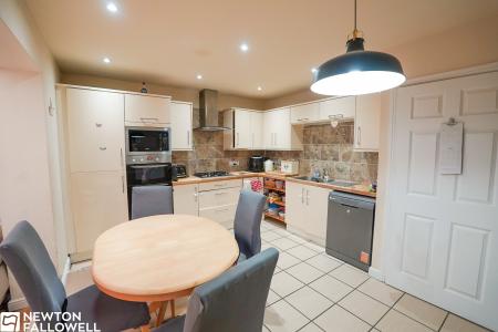 4 bedroom Town house for sale in Waterfields, Retford, DN22