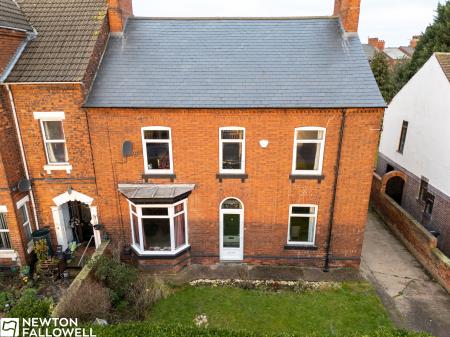 4 bedroom Town house for sale in London Road, Retford, DN22