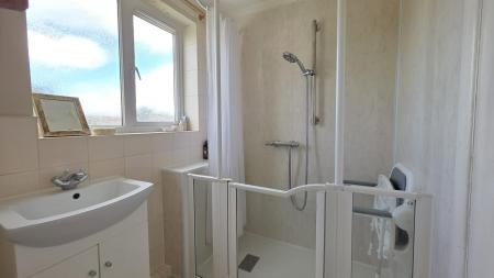 3 bedroom Link detached house for sale in Hale Road, Heckington, NG34