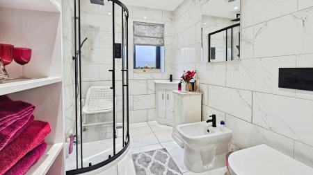 4 bedroom Detached house for sale in High Street, Walcott - Lincolnshire, LN4