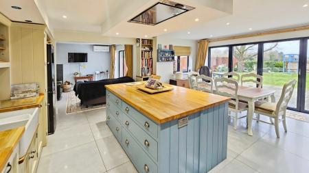 4 bedroom Detached house for sale in High Street, Walcott - Lincolnshire, LN4