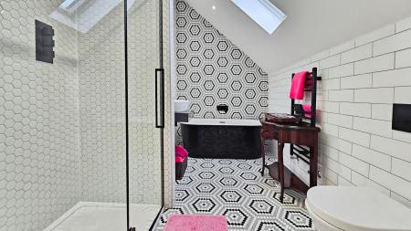 4 bedroom Detached house for sale in High Street, Walcott - Lincolnshire, LN4