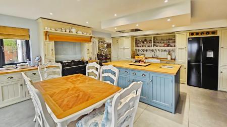 4 bedroom Detached house for sale in High Street, Walcott - Lincolnshire, LN4