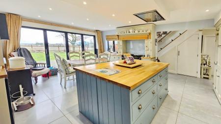 4 bedroom Detached house for sale in High Street, Walcott - Lincolnshire, LN4