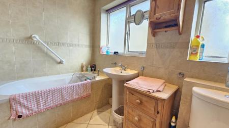 3 bedroom Detached bungalow for sale in High Street, Ruskington, NG34