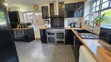 4 bedroom Detached house for sale in Lomax Drive, Sleaford, NG34
