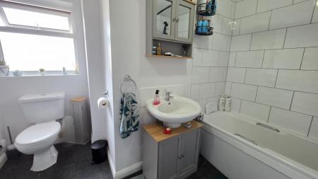 4 bedroom Terraced House for sale in Parkfield Road, Ruskington, NG34