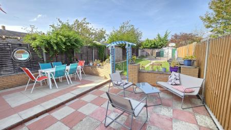 4 bedroom Terraced House for sale in Parkfield Road, Ruskington, NG34