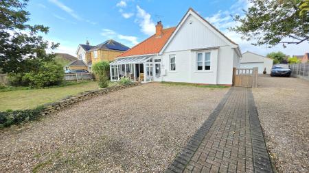 4 bedroom Detached bungalow for sale in Rectory Road, Ruskington, NG34