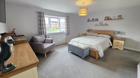 4 bedroom Semi-detached house for sale in Robertson Drive, Sleaford, NG34