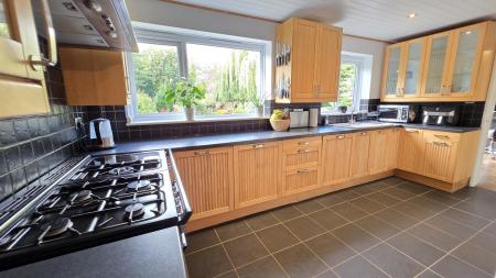 4 bedroom Detached house for sale in The Drove, Sleaford, NG34