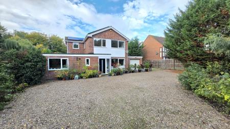 4 bedroom Detached house for sale in The Drove, Sleaford, NG34