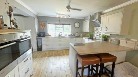 6 bedroom Detached bungalow for sale in White Cross Lane, Burton Pedwardine, NG34