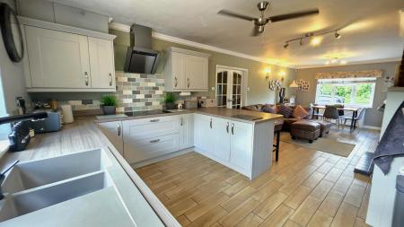 6 bedroom Detached bungalow for sale in White Cross Lane, Burton Pedwardine, NG34