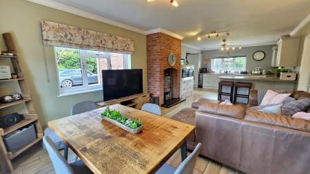 6 bedroom Detached bungalow for sale in White Cross Lane, Burton Pedwardine, NG34