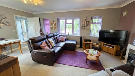 6 bedroom Detached bungalow for sale in White Cross Lane, Burton Pedwardine, NG34