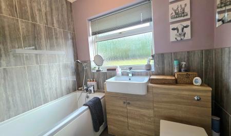 6 bedroom Detached bungalow for sale in White Cross Lane, Burton Pedwardine, NG34