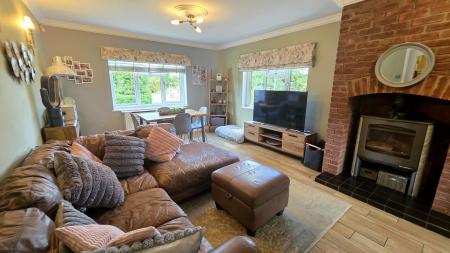 6 bedroom Detached bungalow for sale in White Cross Lane, Burton Pedwardine, NG34