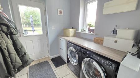 6 bedroom Detached bungalow for sale in White Cross Lane, Burton Pedwardine, NG34