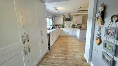 6 bedroom Detached bungalow for sale in White Cross Lane, Burton Pedwardine, NG34