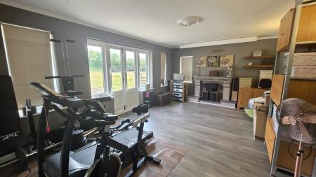 6 bedroom Detached bungalow for sale in White Cross Lane, Burton Pedwardine, NG34