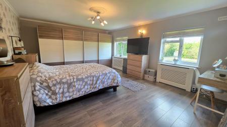 6 bedroom Detached bungalow for sale in White Cross Lane, Burton Pedwardine, NG34