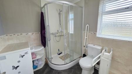 6 bedroom Detached bungalow for sale in White Cross Lane, Burton Pedwardine, NG34