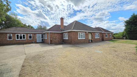 6 bedroom Detached bungalow for sale in White Cross Lane, Burton Pedwardine, NG34