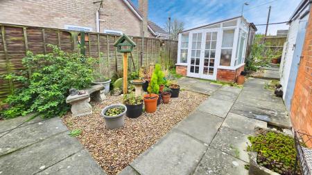 2 bedroom Detached bungalow for sale in Elmtree Road, Ruskington, NG34