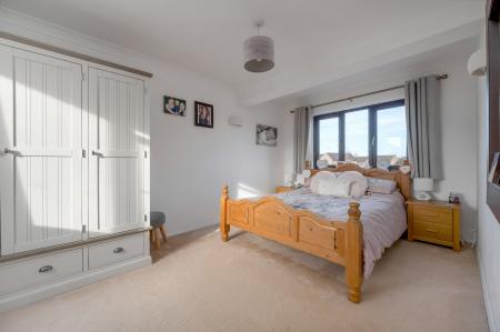 4 bedroom Semi-detached house for sale in Buttercup Close, Stamford