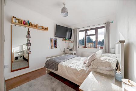 4 bedroom Semi-detached house for sale in Buttercup Close, Stamford