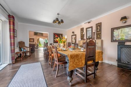 6 bedroom Detached house for sale in Manor Road, Sutton