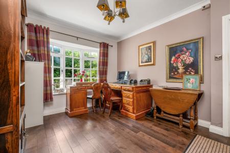 6 bedroom Detached house for sale in Manor Road, Sutton